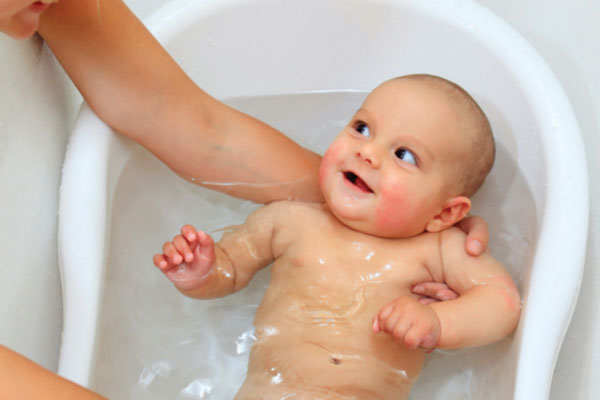  Cho bé tắm ở nơi kín gió, tắm nhanh với nước ấm.