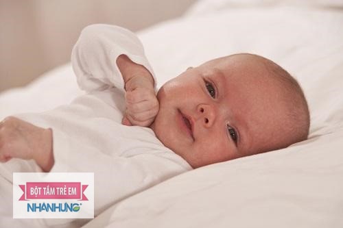 Trẻ sơ sinh đau mắt kéo dài sẽ làm suy giảm thị lực.