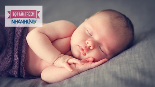 Mẹ nên áp dụng các bài thuốc thảo dược tự nhiên tại nhà khi trẻ bị ho.