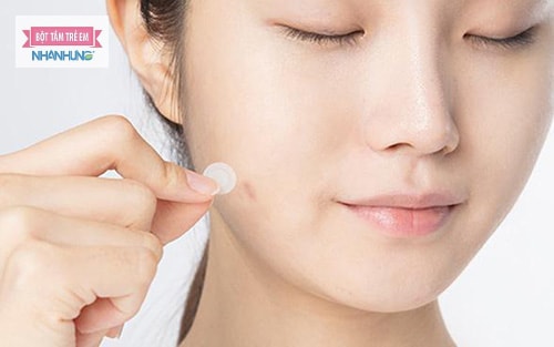 Sử dụng miếng dán hút mủ chữa mụn nhọt sưng tấy hiệu quả.