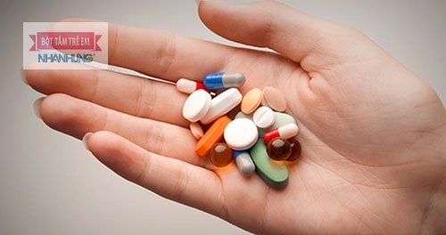 Sử dụng thuốc kháng histamin giúp hạn chế triệu chứng do viêm da dị ứng gây ra.