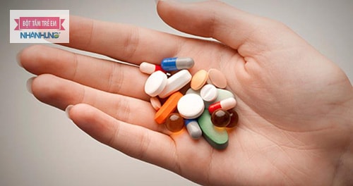 Sử dụng thuốc kháng histamin hạn chế triệu chứng viêm da dị ứng thời tiết.