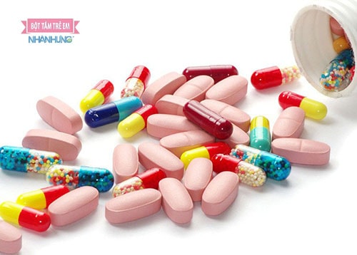 Sử dụng thuốc Tây theo đơn bác sĩ điều trị vùng kín bị ngứa và nổi mẩn đỏ.