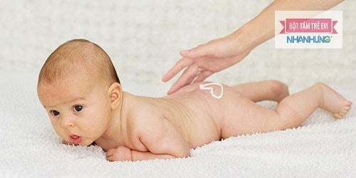 Bôi dưỡng ẩm cho trẻ là cách phòng tránh mẩn ngứa hiệu quả.
