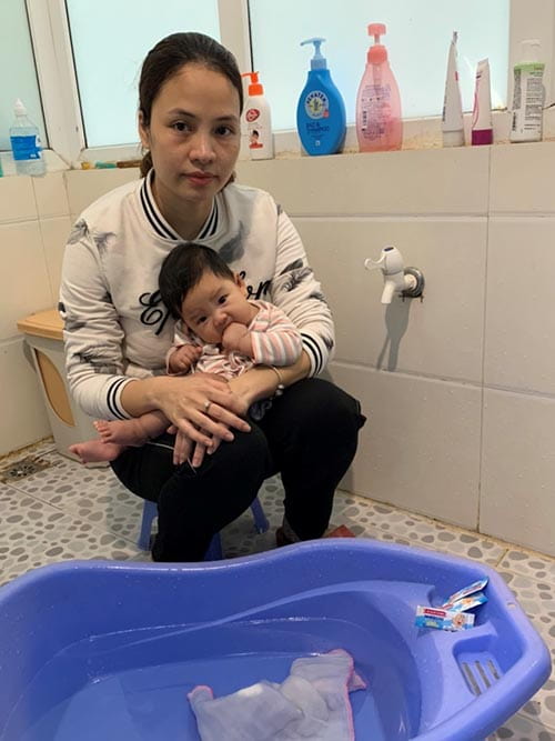 Chị Thoa sử dụng Bột tắm Nhân Hưng hàng ngày cho con để phòng chàm sữa tái phát