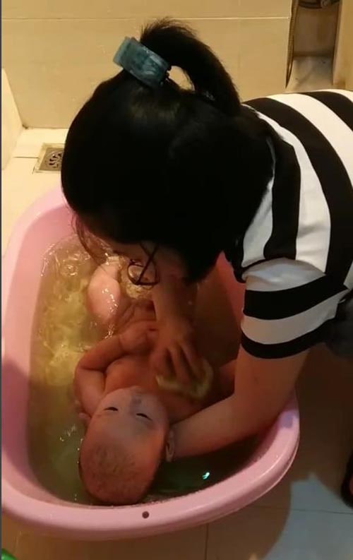 Cu Bear rất thích thú khi được tắm bằng Bột tắm Nhân Hưng