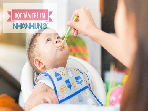  Cho bé ăn dặm đúng thời gian và định lượng sẽ giúp bé hấp thụ dưỡng chất nhanh chóng