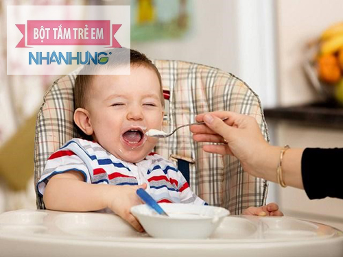 Nên xây dựng bảng thời gian cho bé ăn dặm trong ngày