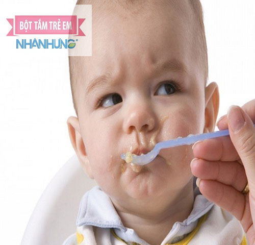 Cai sữa mẹ bằng cách tăng số bữa ăn trong ngày của bé