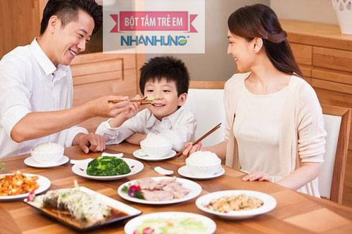 Nụ cười rạng rỡ khi ngồi ăn cùng bố mẹ
