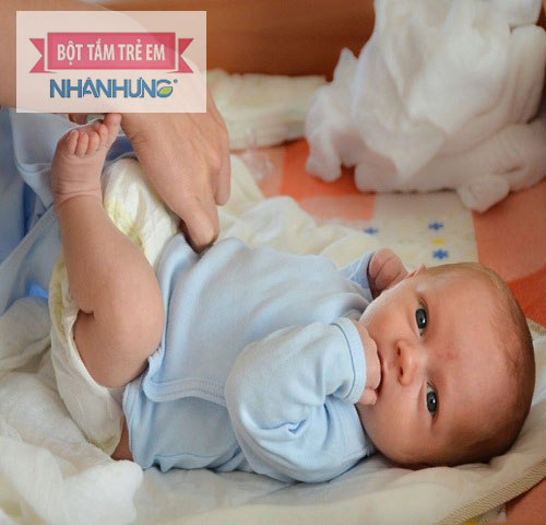 Bé đi ngoài 5-7 lần trong ngày, không quấy khóc hay bỏ bữa là dấu hiệu khỏe mạnh 
