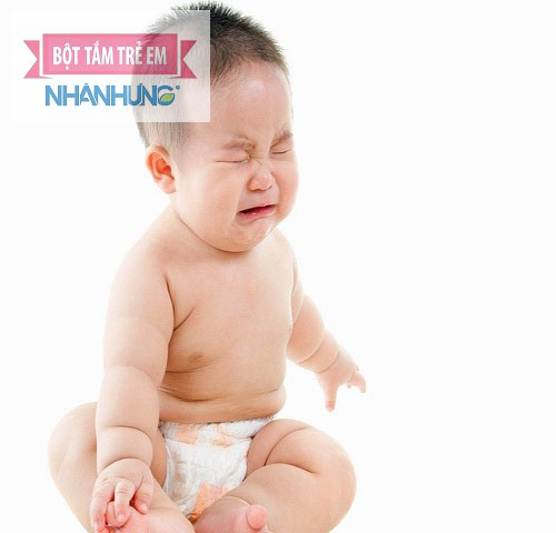 Đi khám ngay nếu phân bé có mùi chua kèm tiêu chảy, bỏ ăn và sút cân