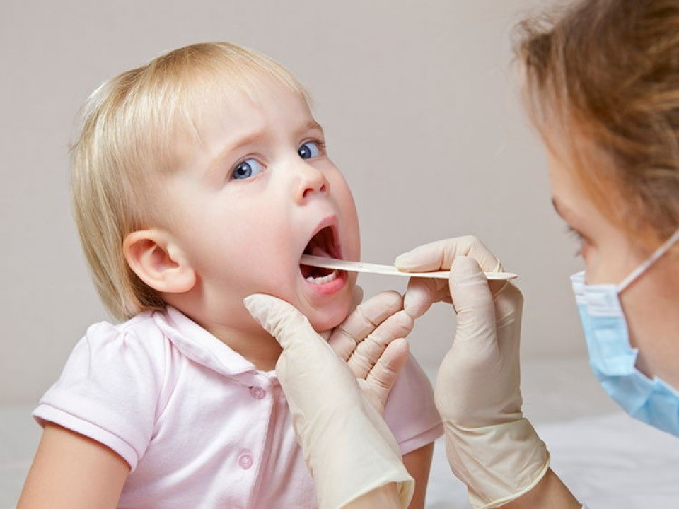 Cắt amidan hốc mủ chỉ nên thực hiện khi điều trị nội khoa không khỏi.