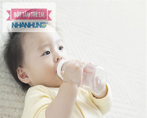 Cho trẻ uống nhiều nước để tránh mất nước do tiêu chảy.