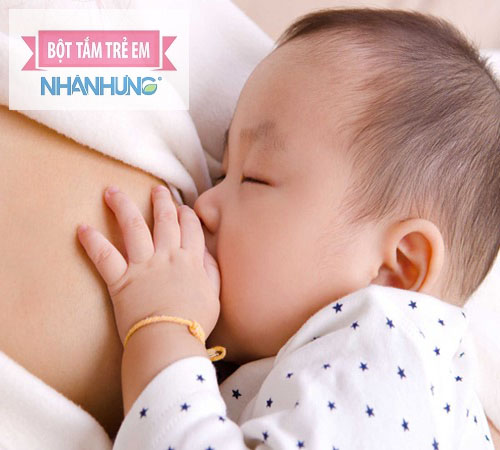 Ưu tiên cho bé bú sữa mẹ hoàn toàn khi bị tiêu chảy.