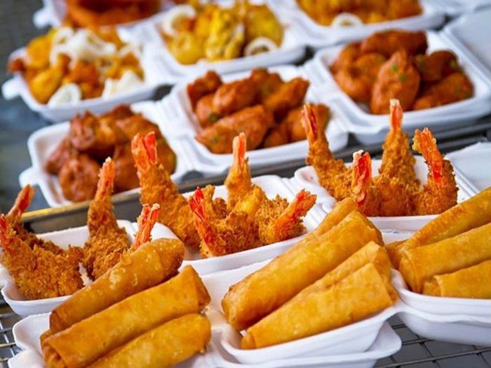 Bé bị viêm phổi nên kiêng ăn đồ chiên rán, nhiều dầu mỡ.