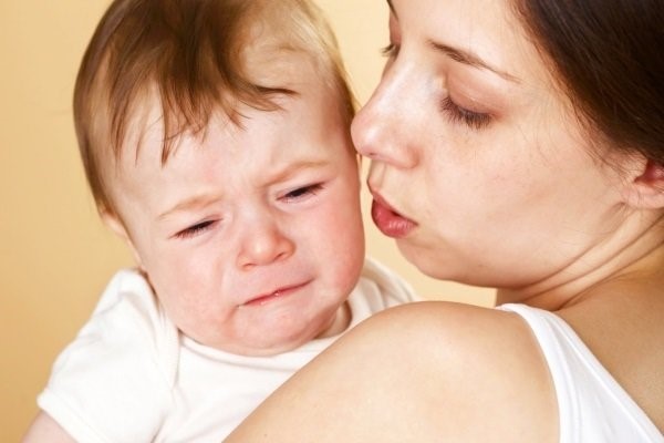 Hạ sốt cho trẻ khi bị viêm phế quản.