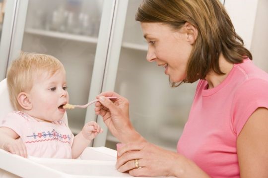 Cho bé ăn thức ăn mềm, loãng để con dễ nuốt, hấp thu tốt.