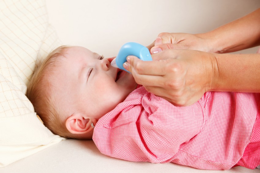  Vệ sinh mũi sạch sẽ cho bé hàng ngày để nhanh khỏi bệnh.