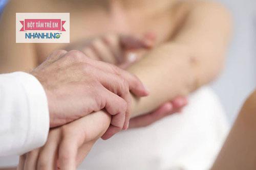 Nên đưa trẻ tới bác sĩ để được điều trị đúng cách
