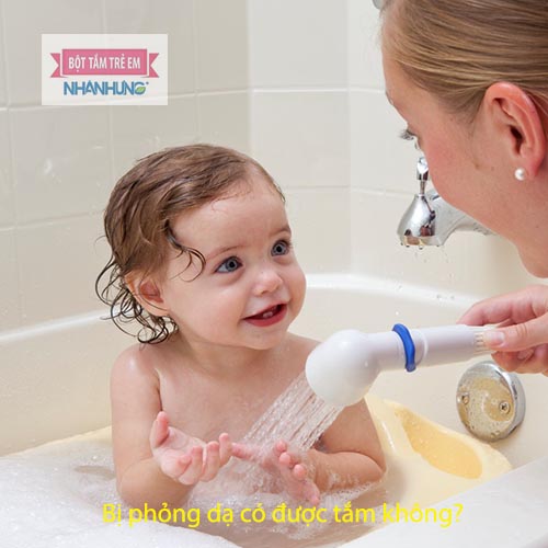 Nên tắm bằng nước ấm, không dùng xà phòng, sữa tắm để tránh gây bội nhiễm
