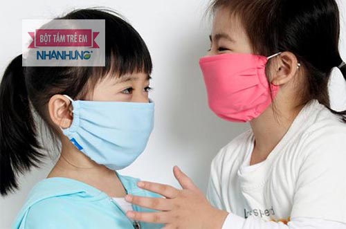 Hạn chế tiếp xúc với người bệnh để phòng ngừa lây lan