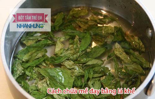 Nấu nước lá khế tắm cho trẻ cũng là cách chữa mề đay phổ biến - Chữa mề đay bằng lá khế