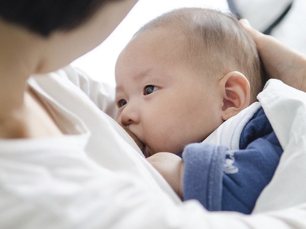 Cho bé bú mẹ hoặc uống nước sẽ giúp cắt cơn nấc tốt hơn.