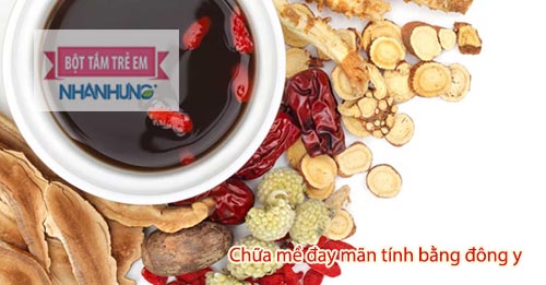 Mẹ sắc thuốc cho bé uống hàng ngày