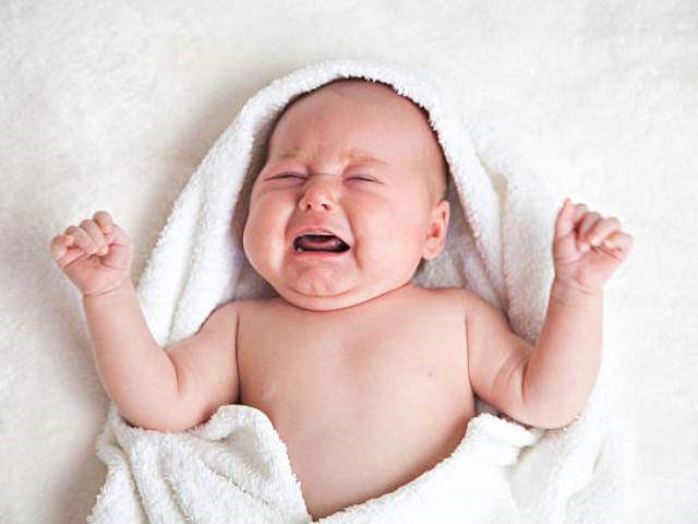  Để bé khóc sẽ giúp con hết nấc nhanh.