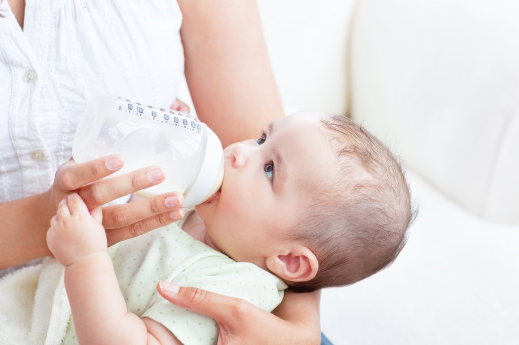 Bé ăn đêm nhiều cũng rất dễ bị mủn răng.