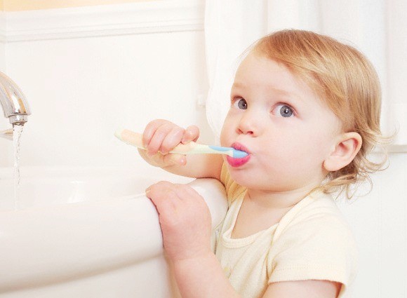 Cho bé đánh răng 2 lần mỗi ngày để bảo vệ răng tốt hơn.
