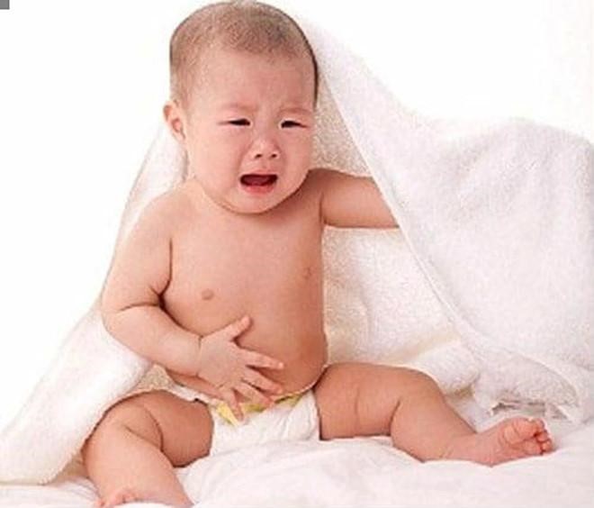 Bé bị vấn đề về tiêu hóa sẽ cảm thấy mệt và sợ hãi mỗi khi ăn