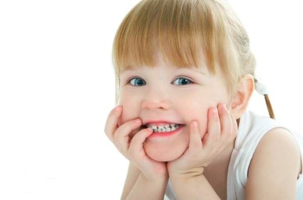 Cho bé đánh răng và súc miệng hàng ngày để bảo vệ răng.