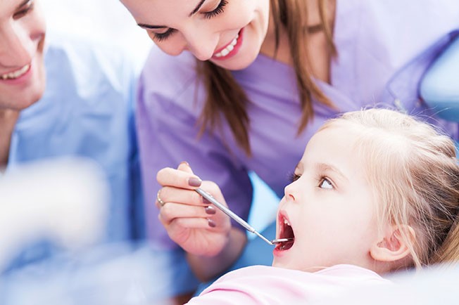 Hàn răng có thể thực hiện khi bé bị sâu răng nhẹ.