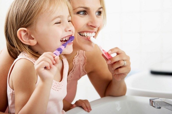 Cho bé đánh răng hàng ngày để bảo vệ răng sữa.