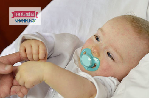 Trẻ bị sốt phát ban sẽ kèm theo khó chịu, mệt mỏi, sổ mũi…