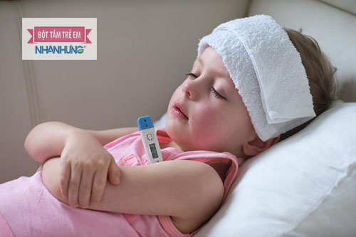 Trẻ cần được hạ sốt đúng cách theo hướng dẫn của bác sĩ