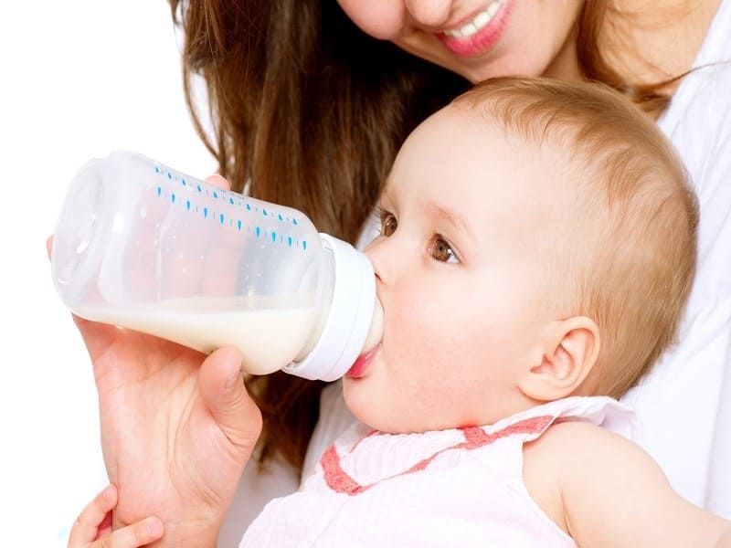 Bé dùng sữa bột pha sẵn giàu chất dinh dưỡng