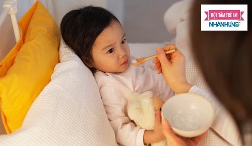 Trẻ bị sốt xuất huyết nên ăn gì? kiêng gì?
