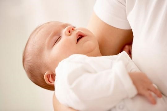 Trẻ sơ sinh bị nấc nhiều rất mệt mỏi và khó chịu.