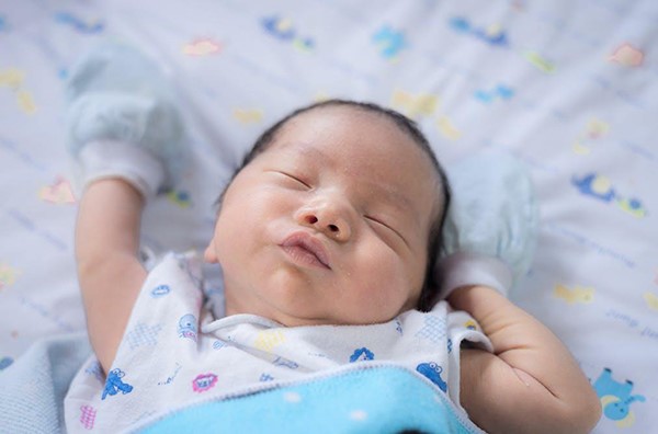 Cho bé uống nước hoặc bú mẹ khi bị nấc.