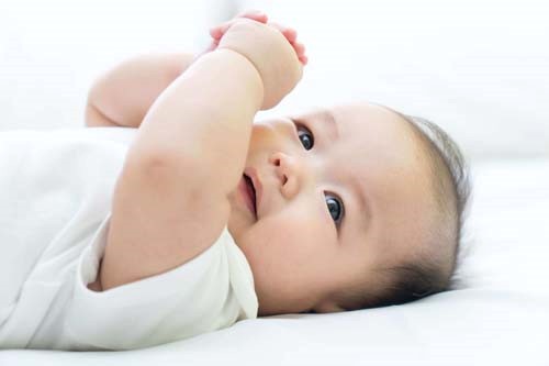 Nấc kéo dài sẽ khiến con khó chịu, thở dốc.