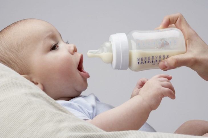 Cho bé bú mẹ hoặc bú bình để mau hết nấc.