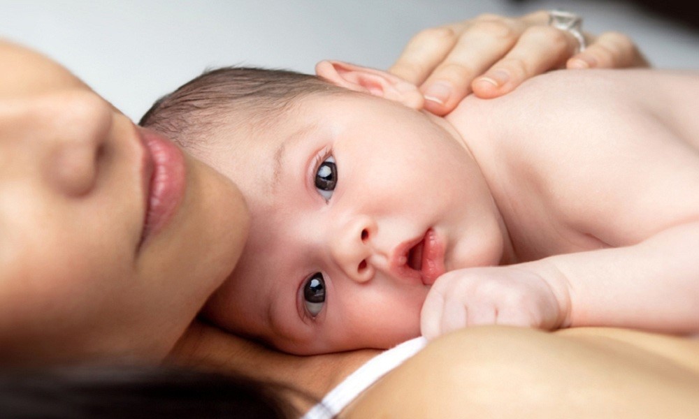 Trẻ sơ sinh bị nấc và trớ kéo dài sẽ khiến bé mệt mỏi.