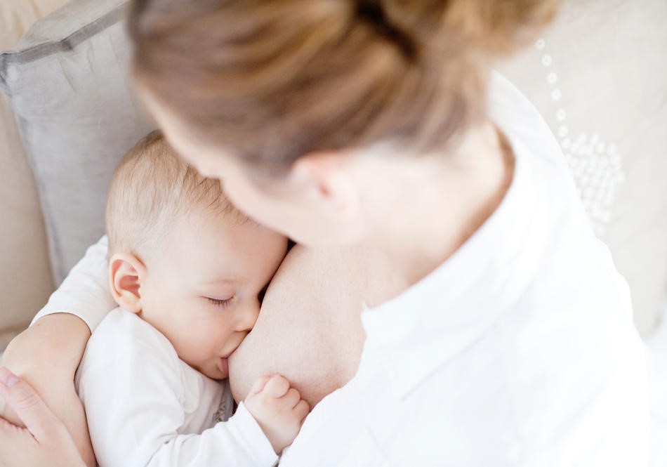 Bé sơ sinh bị trớ và nấc có thể do trào ngược dạ dày.