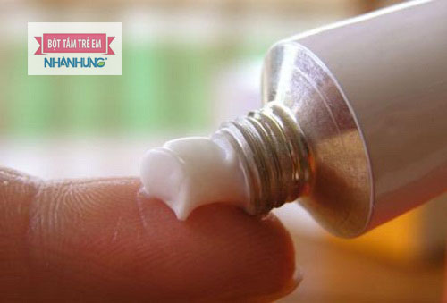 Không tự ý dùng thuốc uống, kem bôi có chứa corticoid để điều trị viêm da tiếp xúc