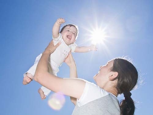 Ánh nắng mặt trời vào buổi sáng rất tốt cho trẻ sơ sinh và trẻ nhỏ