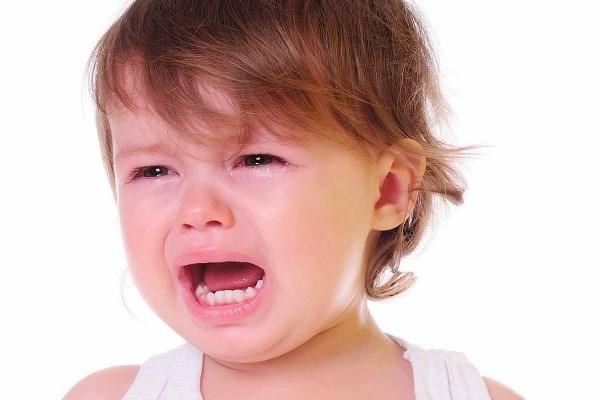 Trẻ bị nhiệt miệng để lâu sẽ gây đau và nhiễm trùng. 
