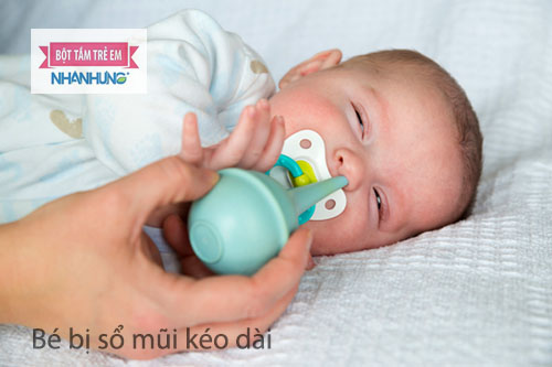 Dịch mũi nhiều mẹ có thể dùng dụng cụ hút mũi cho bé dễ chịu